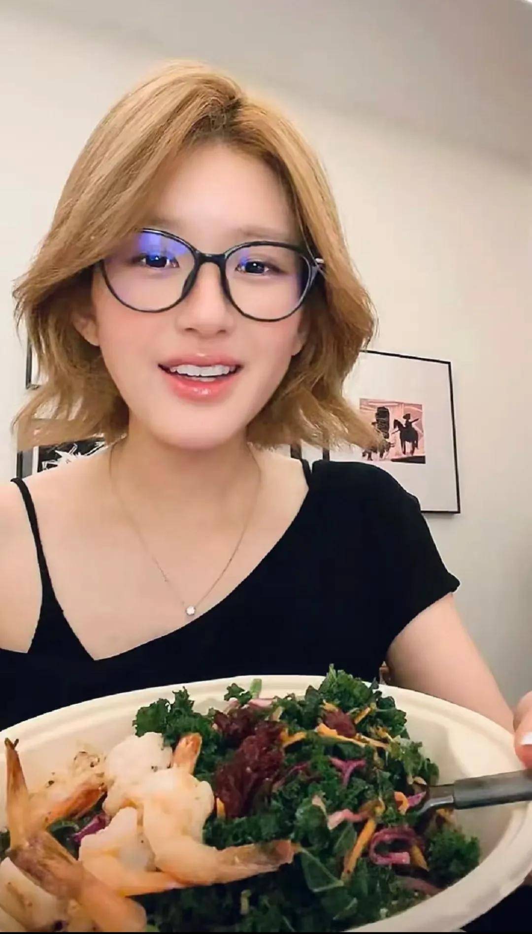 怒撕经纪公司后赵露思开启直播,同款花卷、包包都卖爆