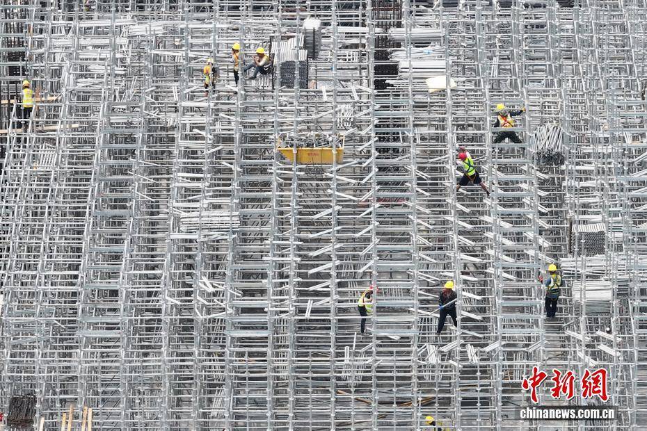 新建上海至南京至合肥高铁南通站站房建设加速 钢结构首节桁架吊装完成