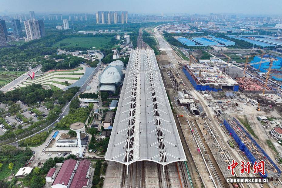 新建上海至南京至合肥高铁南通站站房建设加速 钢结构首节桁架吊装完成
