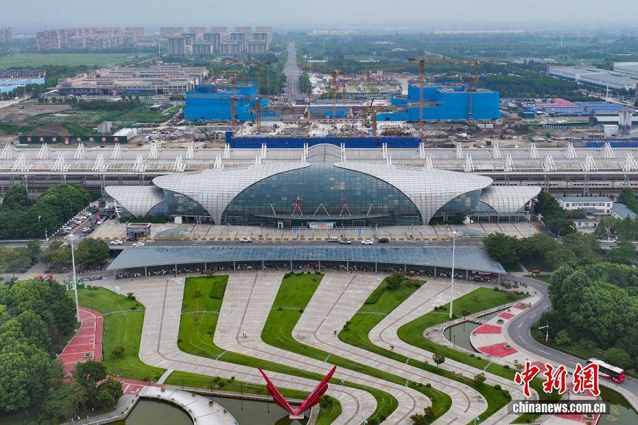 新建上海至南京至合肥高铁南通站站房建设加速 钢结构首节桁架吊装完成