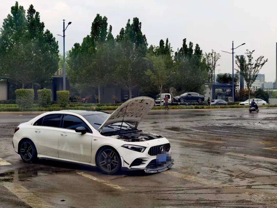 郑州暴雨致京广路隧道被淹,亲历者:车是飘起来的,很害怕,有人爬梯子离开 2021年也曾淹没多台车辆