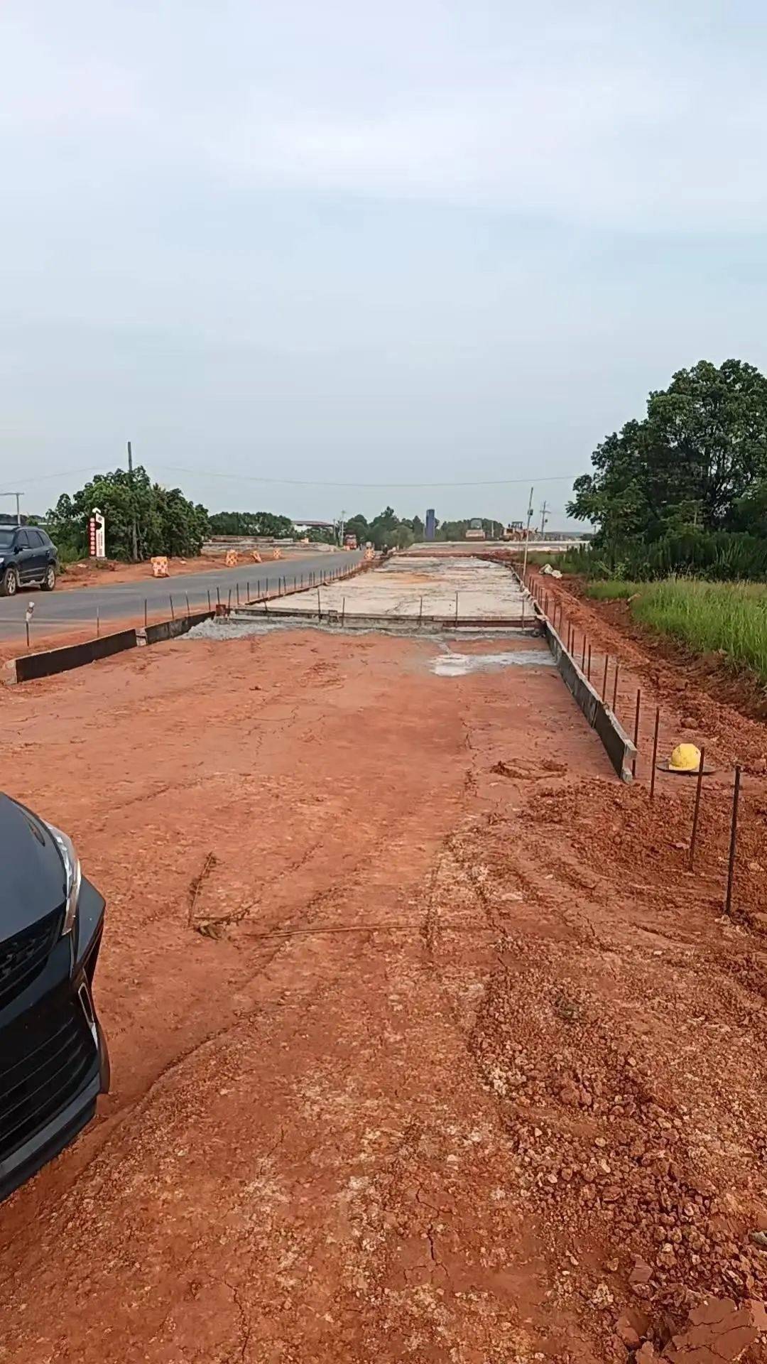 54岁农民工在工地附近如厕被气枪击杀，肇事者自首，用工单位愿补偿25万，家属发声