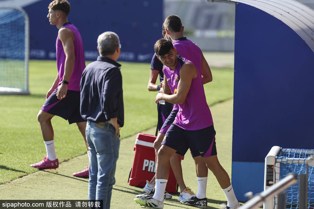 巴萨5球大胜科莫！甘伯杯上演青春风暴，弗里克点燃新赛季希望