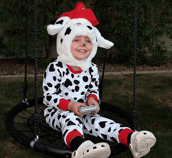 美国女网红的丈夫看篮球赛分神9分钟,3岁儿子泳池溺亡