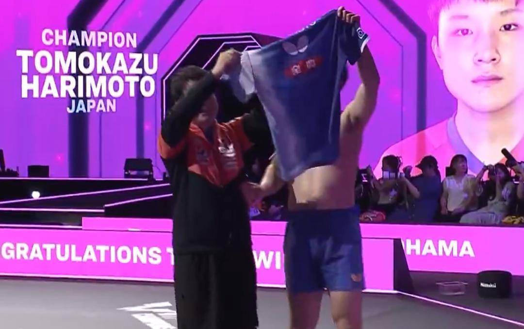 张本智和夺冠,4比2胜王楚钦,赛后脱衣庆祝与王皓握手;此前称王皓握手“太敷衍”