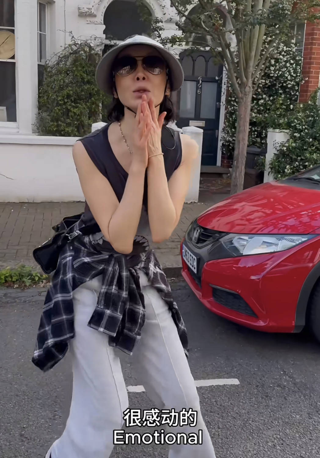 60岁张曼玉突然营业,穿79元T恤配10万珠宝,生活如此鲜活松弛!