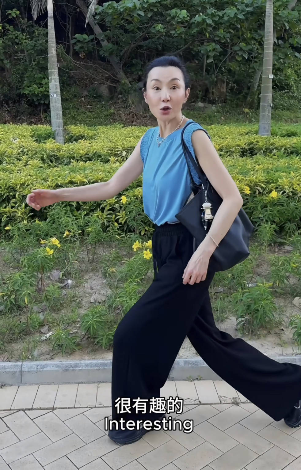 60岁张曼玉突然营业,穿79元T恤配10万珠宝,生活如此鲜活松弛!