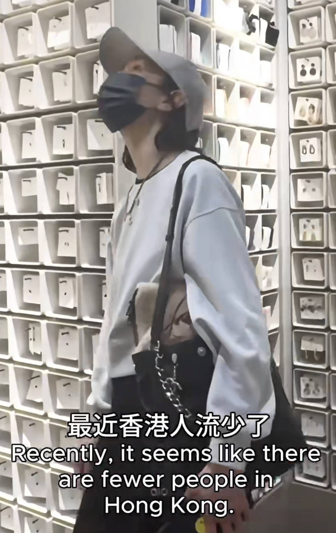 60岁张曼玉突然营业,穿79元T恤配10万珠宝,生活如此鲜活松弛!