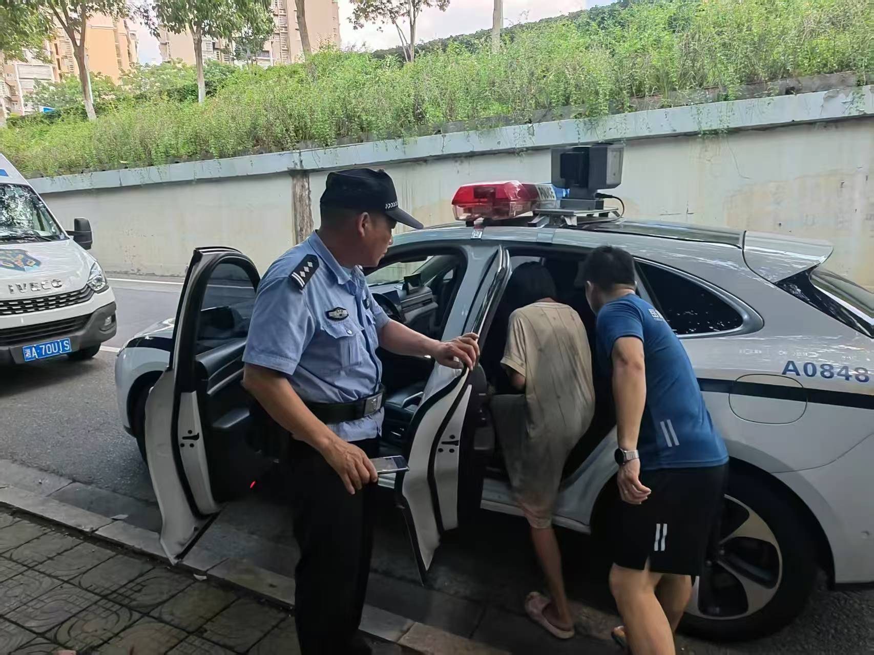 浑身脏兮兮借厕所还开冰箱门，年轻女孩未带手机称要去云南，长沙岳麓蓝天联合警方救助