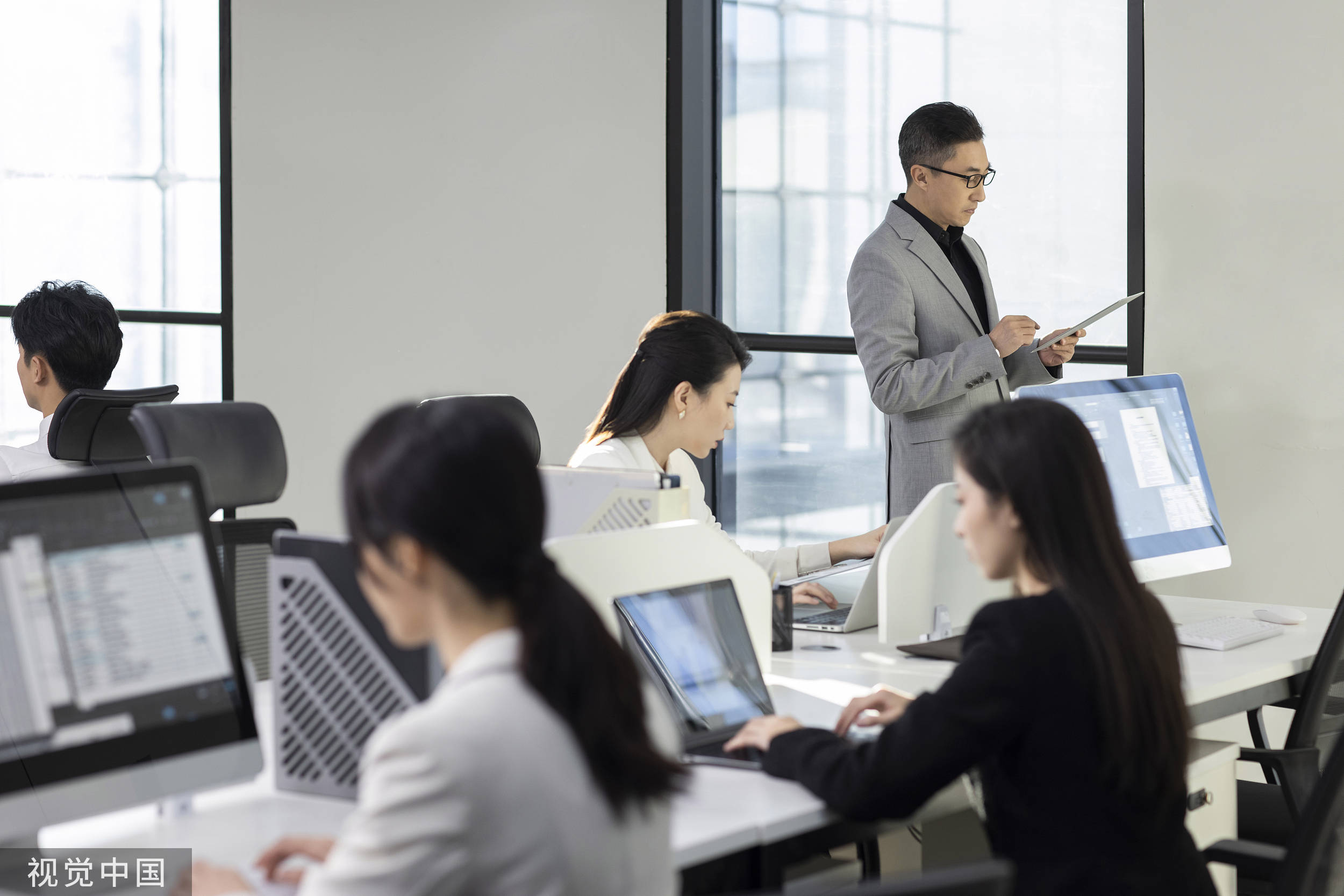 “靠窗工位收费”,好的管理不是精于算计丨中听