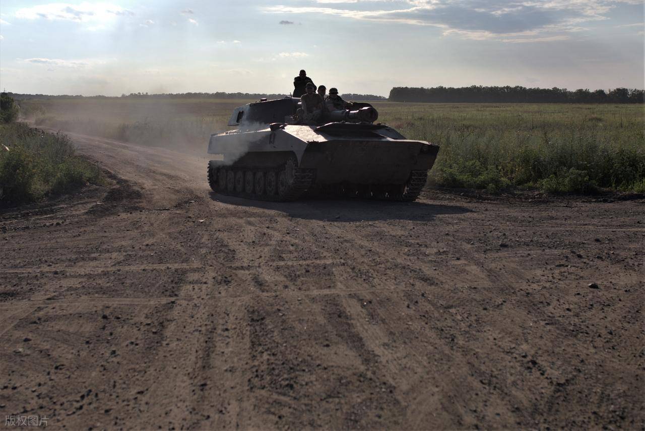 空袭再现!乌军156旅营区30次剧烈爆炸,无人机与导弹齐飞,1个旅被一举重创!