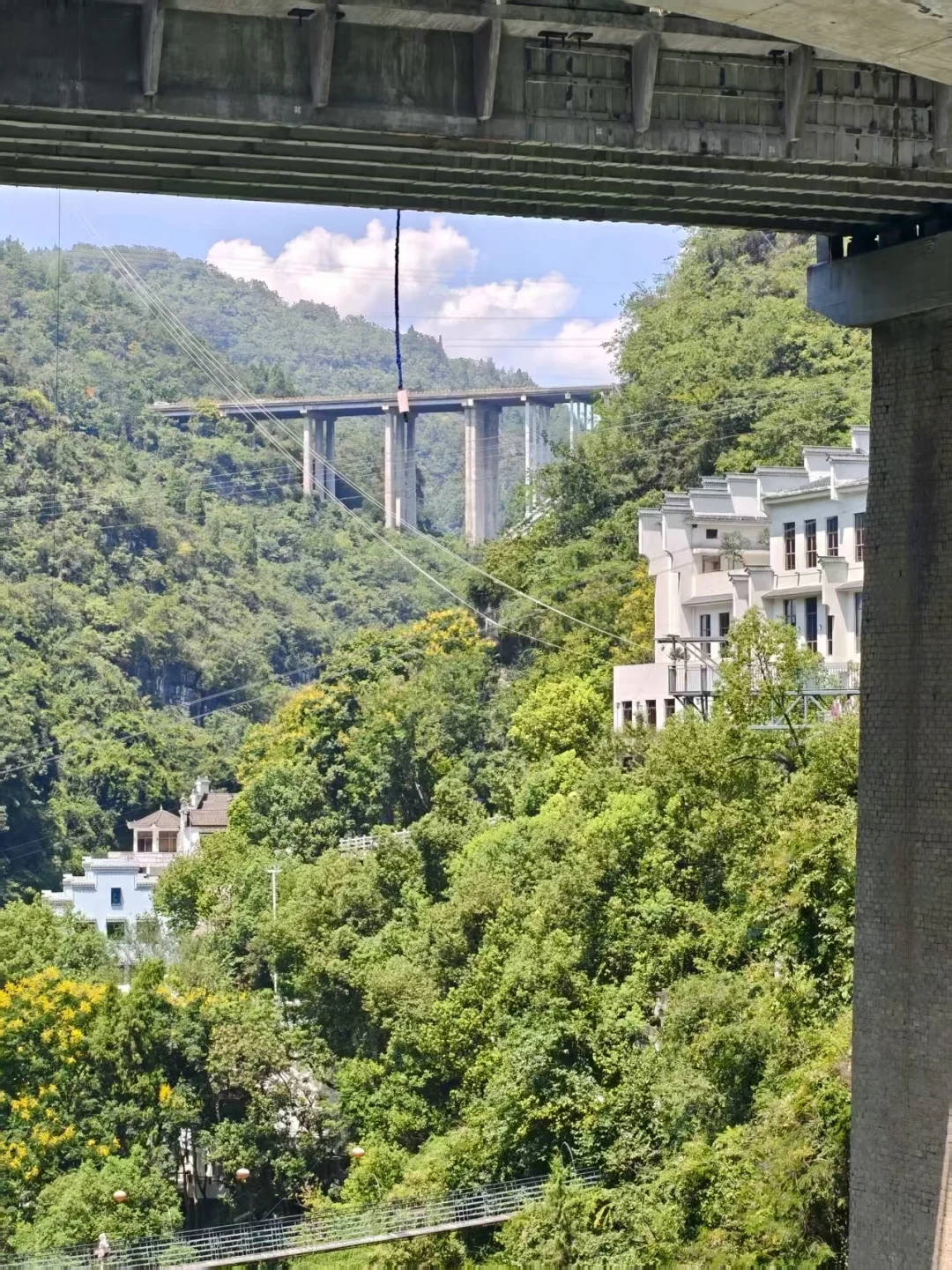 湖北宜昌一景区蹦极绳疑断开游客坠入水中,目击者称看到水里有血迹,当地:无生命危险