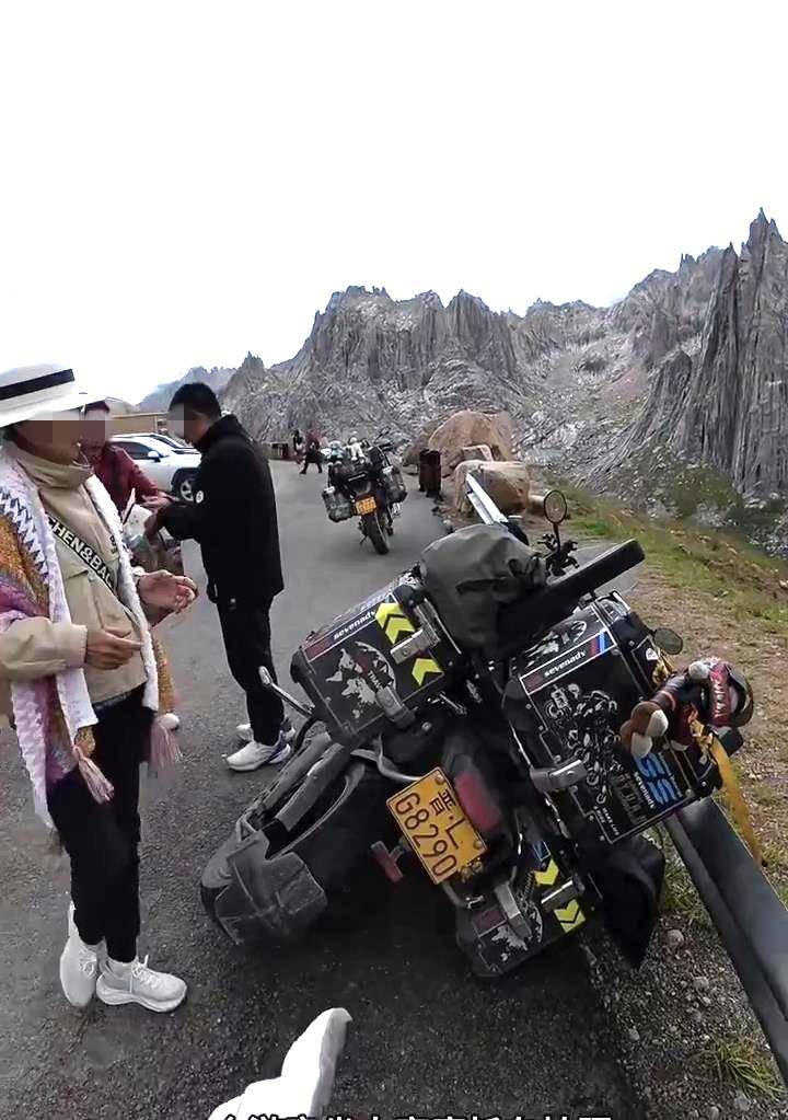 大妈私坐价值20万摩托拍照却将车弄翻，赔1000元后拉黑车主，4S店：修好约需2万元