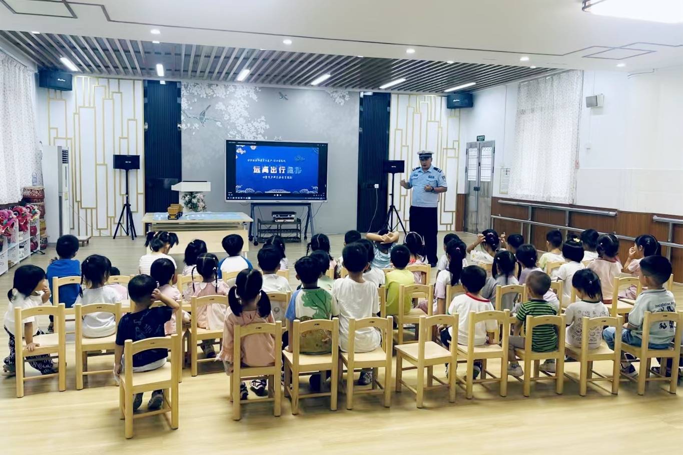 出动“羊城铁骑”1200余人,广州交警护航开学交通安全