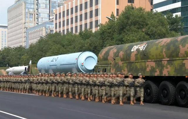 憋了几个小时,外媒锐评九三阅兵:中国武器看着强,但没打过实战