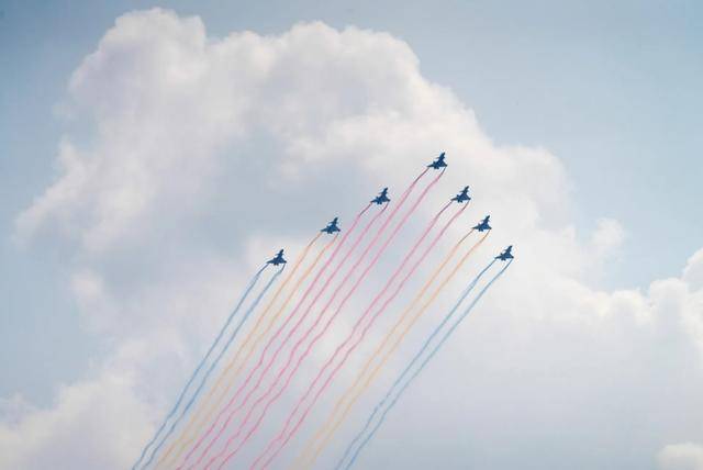 憋了几个小时,外媒锐评九三阅兵:中国武器看着强,但没打过实战