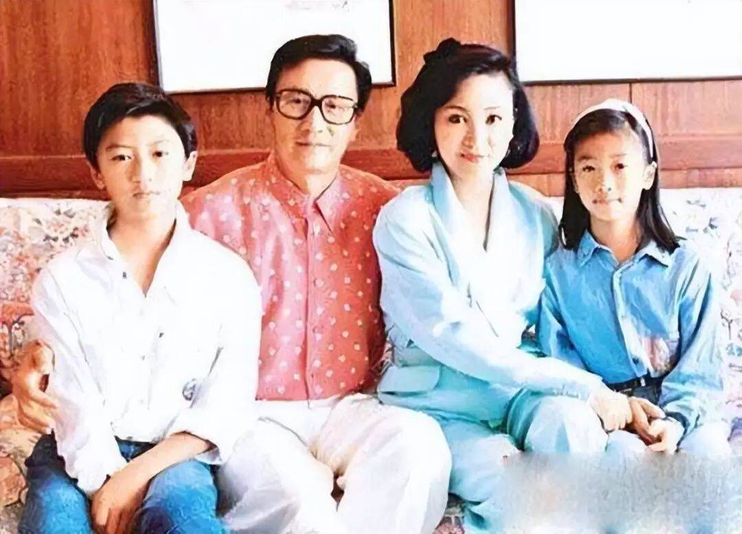 考古|89岁谢贤现身依旧时髦!与小49岁女友分手后开搞事业,疑已交代后事的他太潇洒