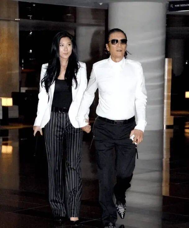 考古|89岁谢贤现身依旧时髦!与小49岁女友分手后开搞事业,疑已交代后事的他太潇洒