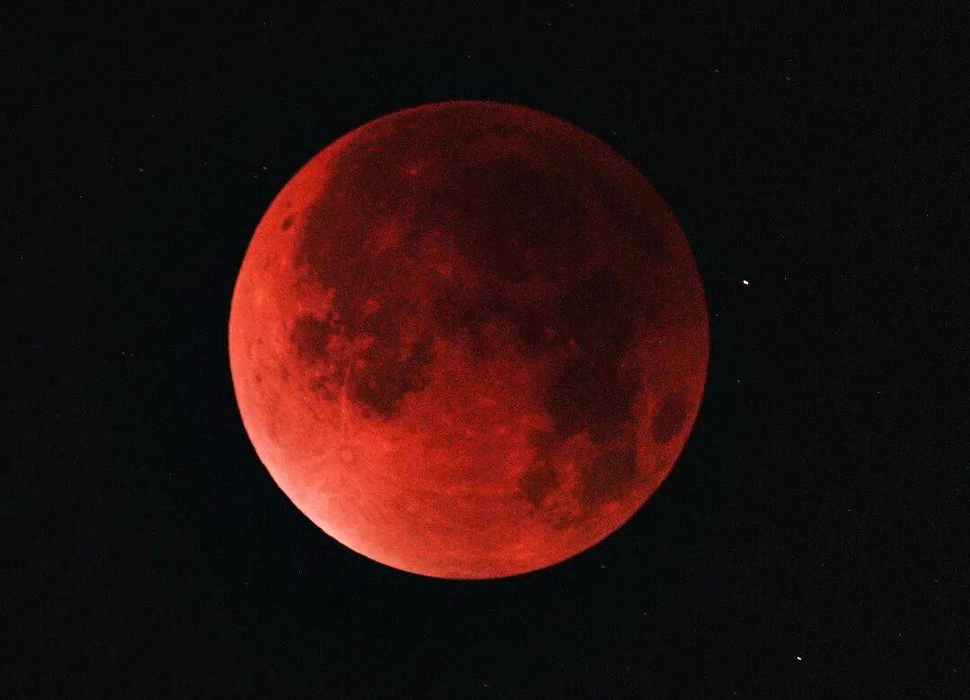 “红月亮”凌晨现身，震撼月全食天象来了：高清大图记录月亮“变脸”全过程