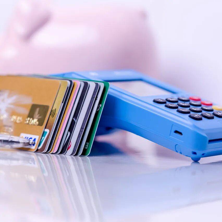 信用卡“退潮”:三年蒸发9200万张,有人逾期还款2天利息超1000元