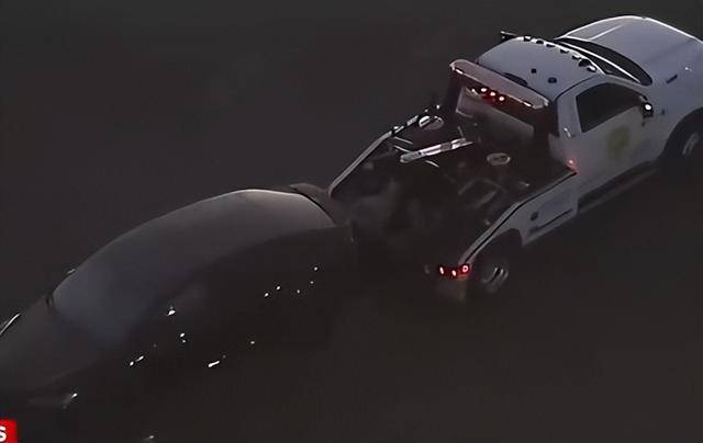 知名歌手名下特斯拉车内发现尸体，死者身份不明