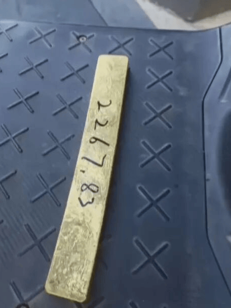 当事人回应捡2267.83克巨型金条:捡起来感觉重量对;价值近200万,已归还失主