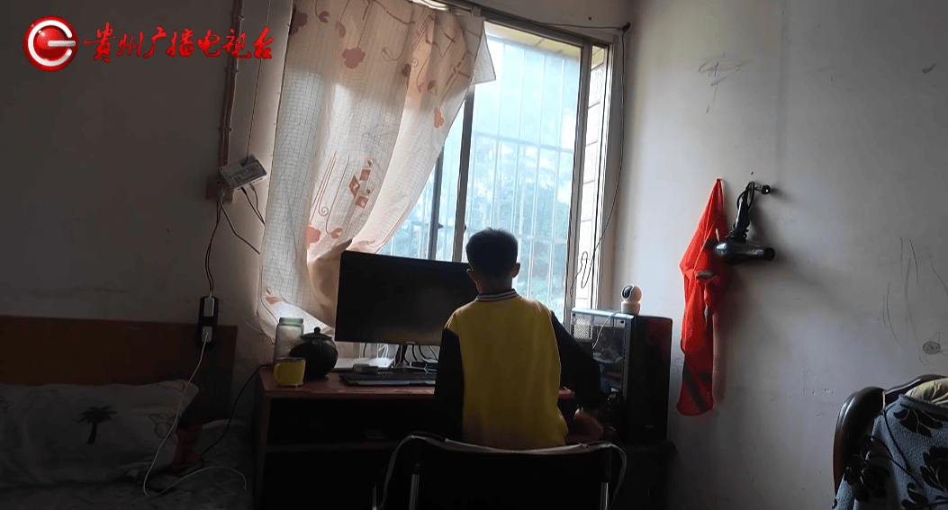 心酸！12岁男孩“独居”贵阳一安置房内，父亲回应：迫于无奈，因为……