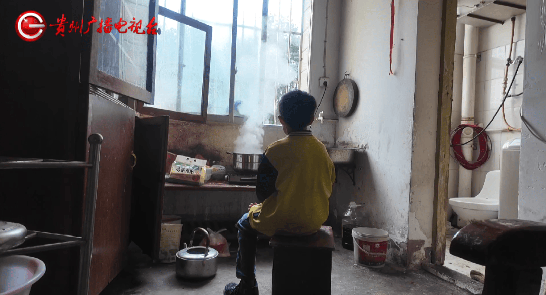 心酸！12岁男孩“独居”贵阳一安置房内，父亲回应：迫于无奈，因为……