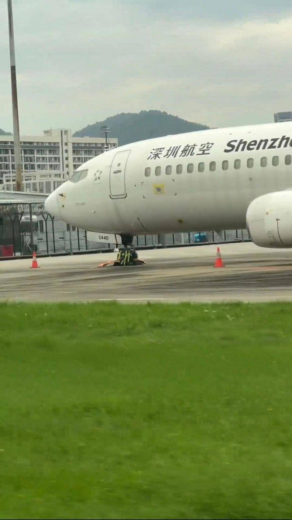 深圳机场一飞机被“五花大绑”防台风,航司:会尽量把飞机维持在原地