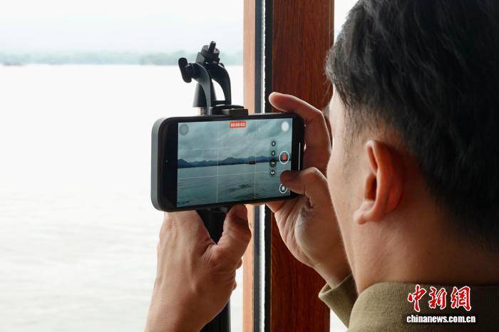 浙江杭州:中外媒体探访西湖 感受世界遗产之美