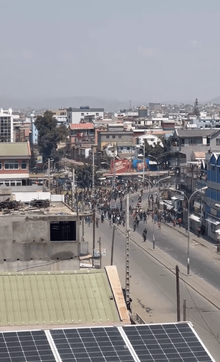 马达加斯加首都发生骚乱华人商店被烧抢,当地华人:花钱请警察和部队,打退暴徒的进攻