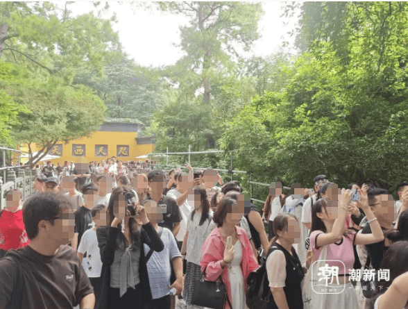 “第一天出去旅游的人已老实”！售罄、约满，多地景区紧急提醒！有的一天涌入44万人