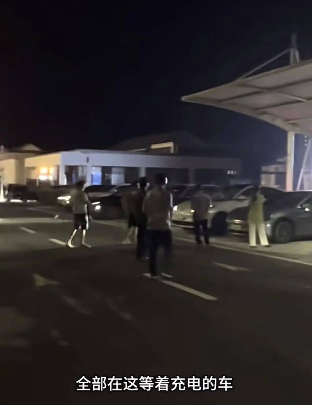 “第一天出去旅游的人已老实”！售罄、约满，多地景区紧急提醒！有的一天涌入44万人