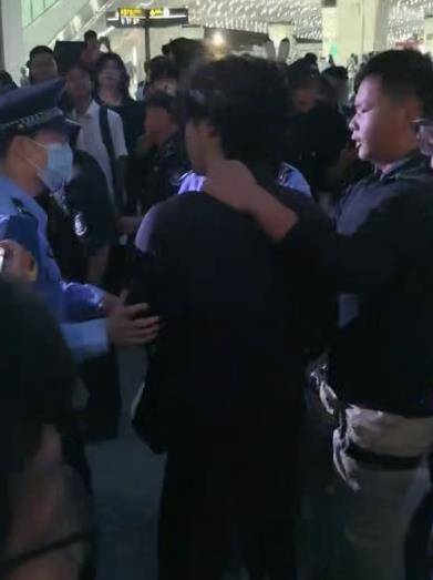 男子漫展附近扮演辱华动漫角色被围攻,主办方回应,警方称已掌握情况