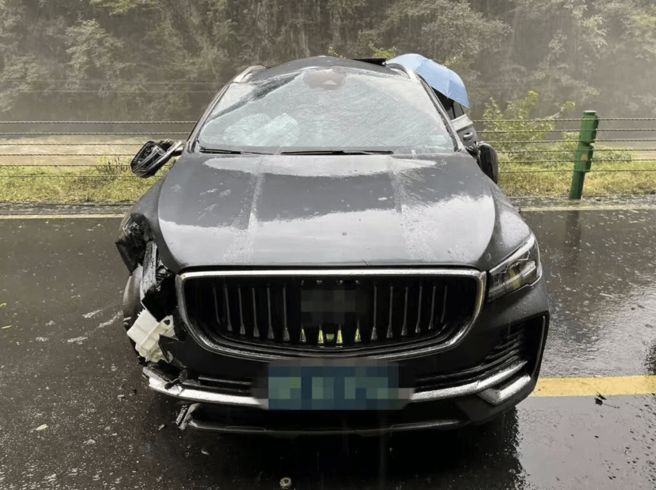 夫妻自驾游途中汽车撞上山体,湖北一途经民警为救人被车门夹断手指正接受治疗