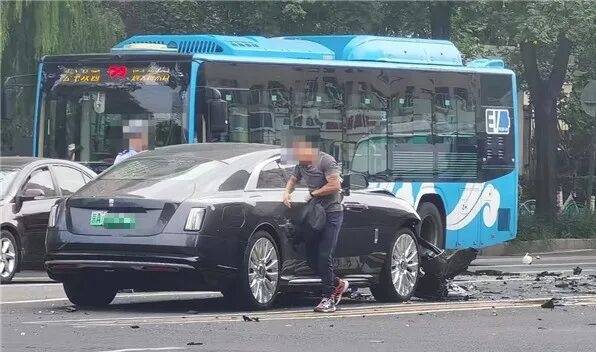 陈震谈劳斯莱斯车祸后续:对方为网约车,已联系到伤者家属,会全力支付应该负担的赔偿