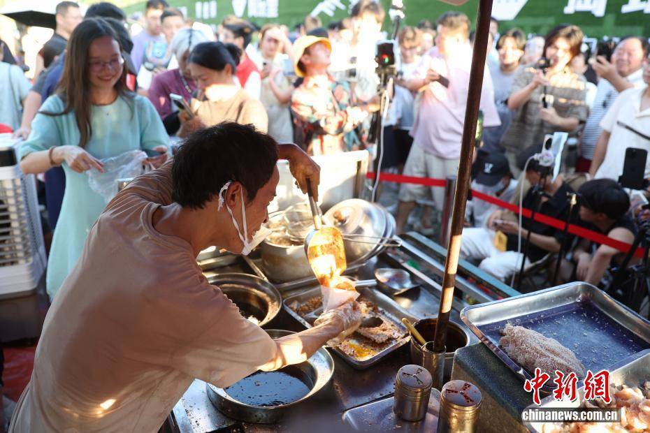 江西景德镇“鸡排哥”的中秋节:摊位成景 坚守为客