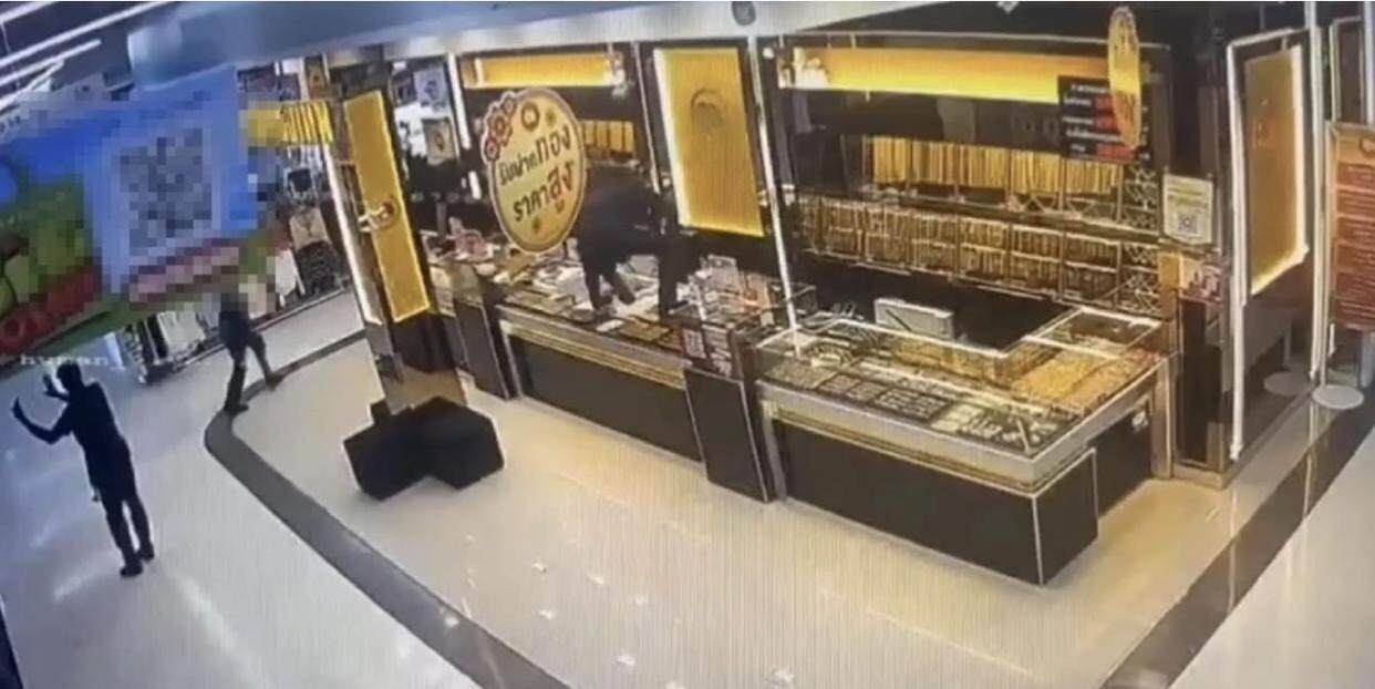 泰国一群蒙面劫匪持枪洗劫金店,一军人中弹