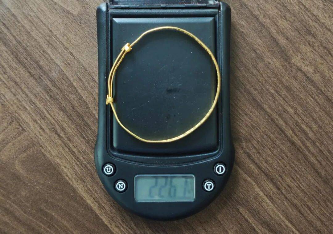 浙江女子集市上免费洗金镯被洗掉5克!警方:摊贩用“王水”盗窃黄金,已刑拘