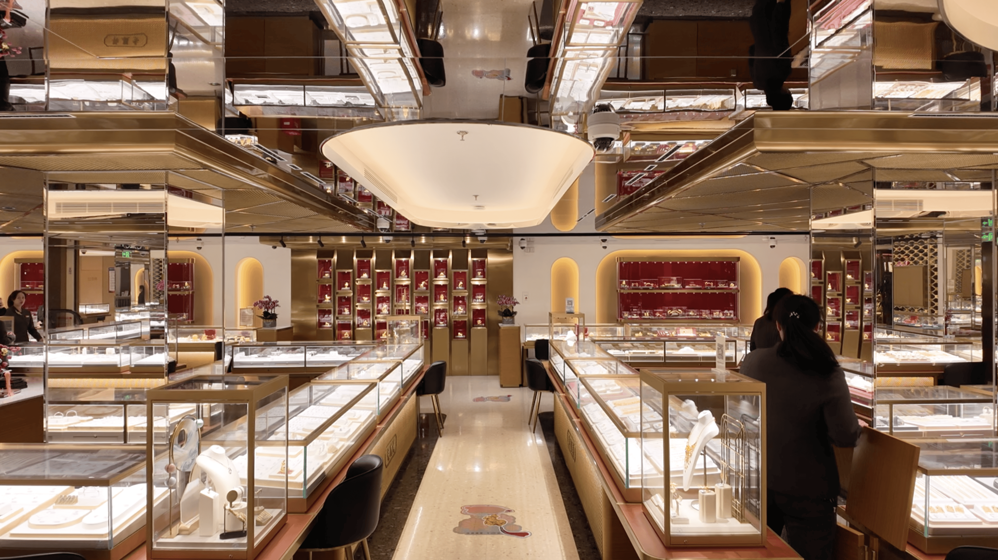 实探｜金价惊魂一夜后：“囤金大爷大妈”挤爆金店，拿下百克金条