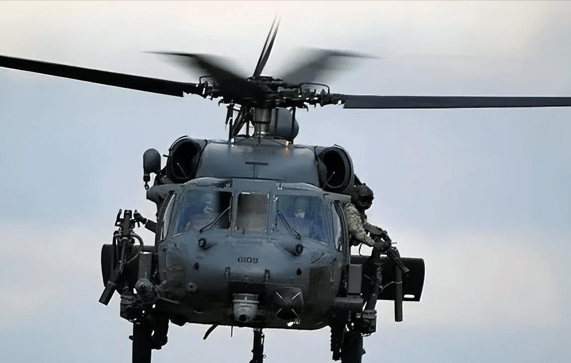 美以战争降级成“找飞行员”？伊外长嘲讽拉满，美国经历最黑暗24小时