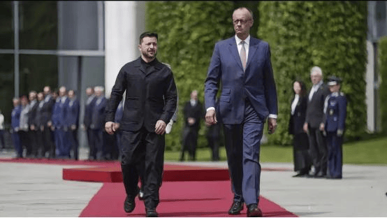 德乌达成共识，在德避难的乌克兰人天塌了！默茨：将协助适龄男性回国